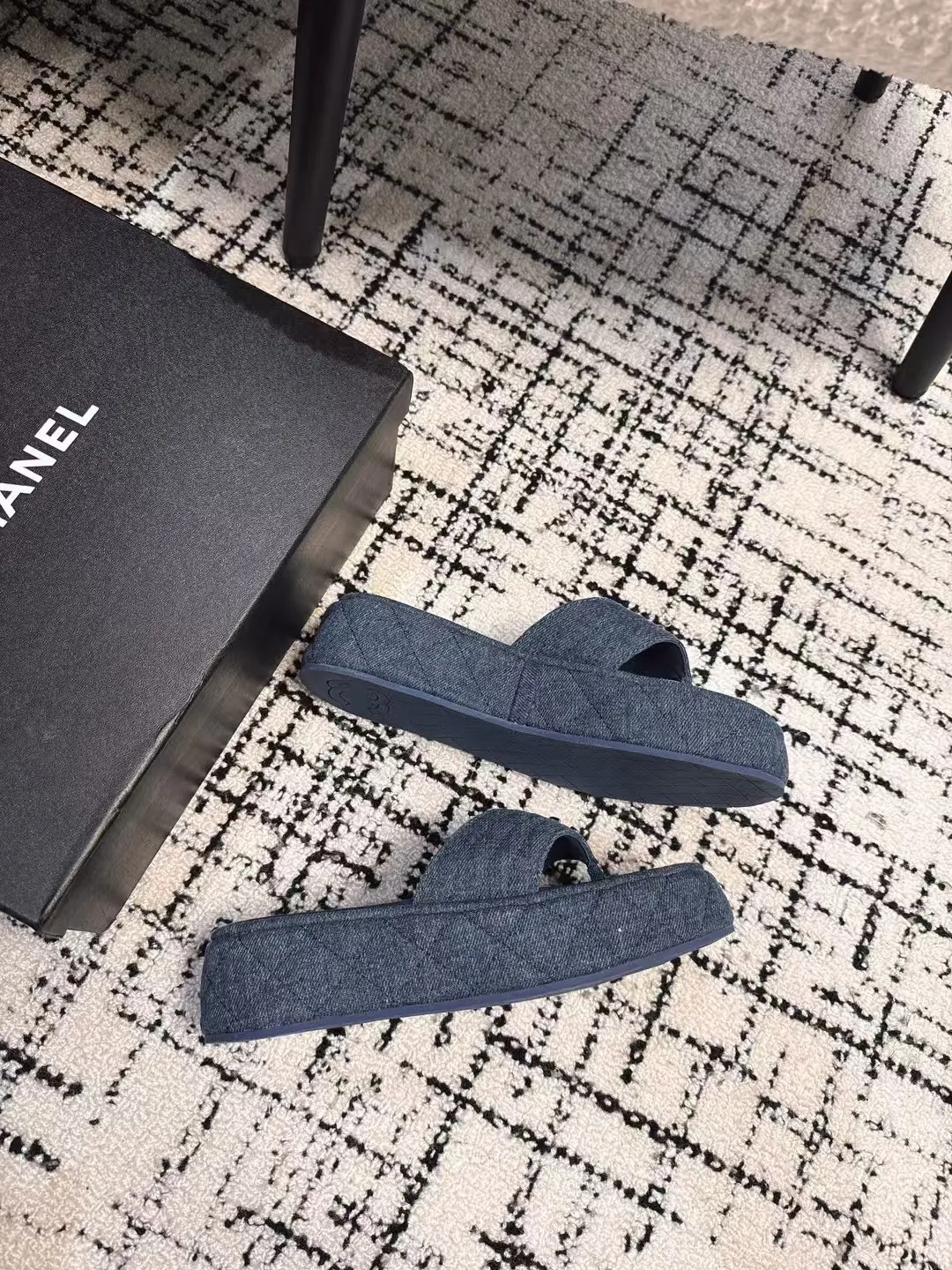 👟👟Ex-factory price 502👟👟 High version Chanel new color thick-soled slippers, easy to wear and versatile, must-have high-end tool shoes in summer, upper lambskin & customized denim, lining calfskin, original outsole Size: 35-39 (customized for 40, non-refundable)